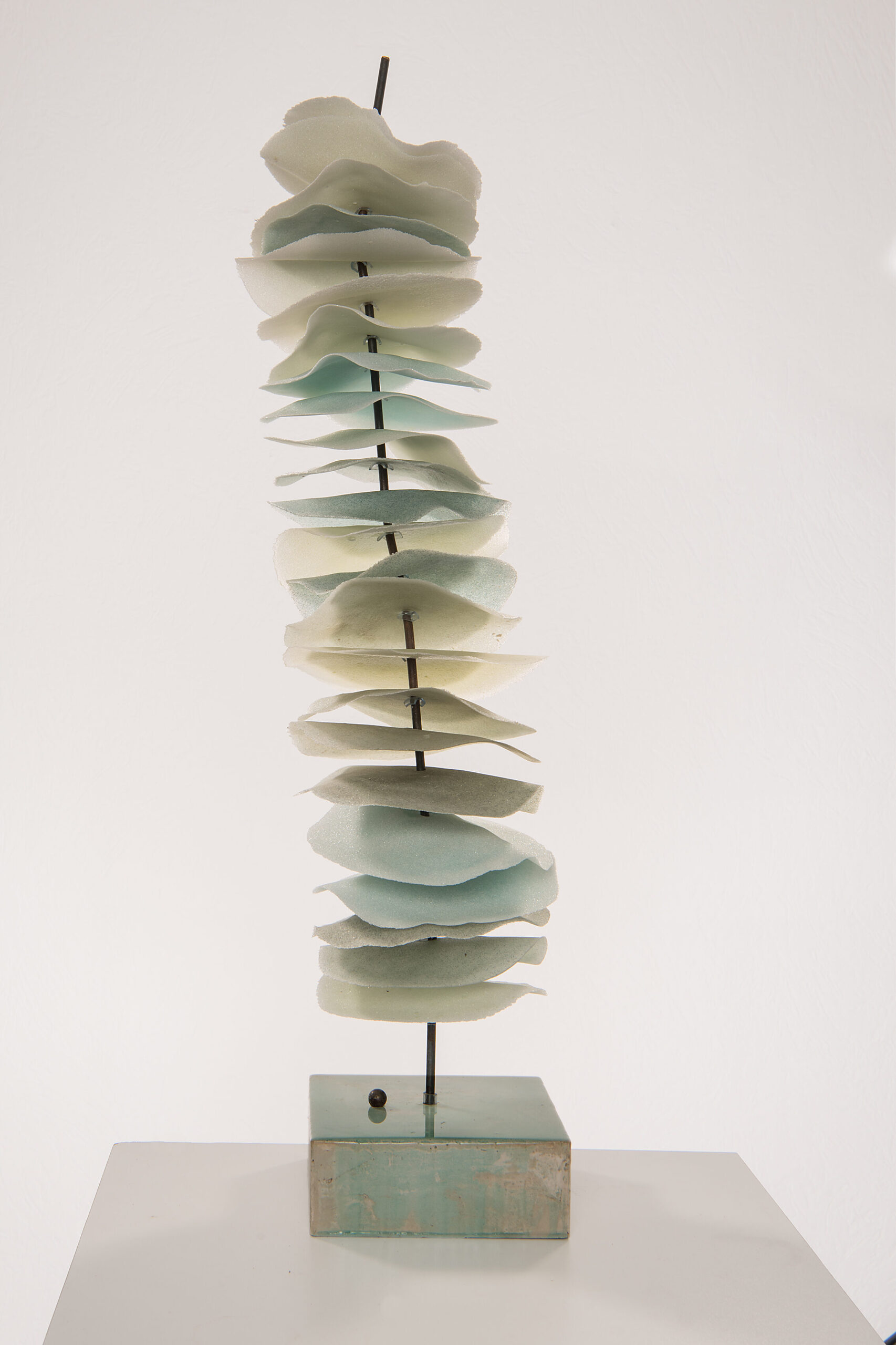 Birgit Sander
Zwischen Raum und Fläche
Glaskrösel, Metall, Gips, Epoxidharz
80 x 25 x 25 cm, 2023