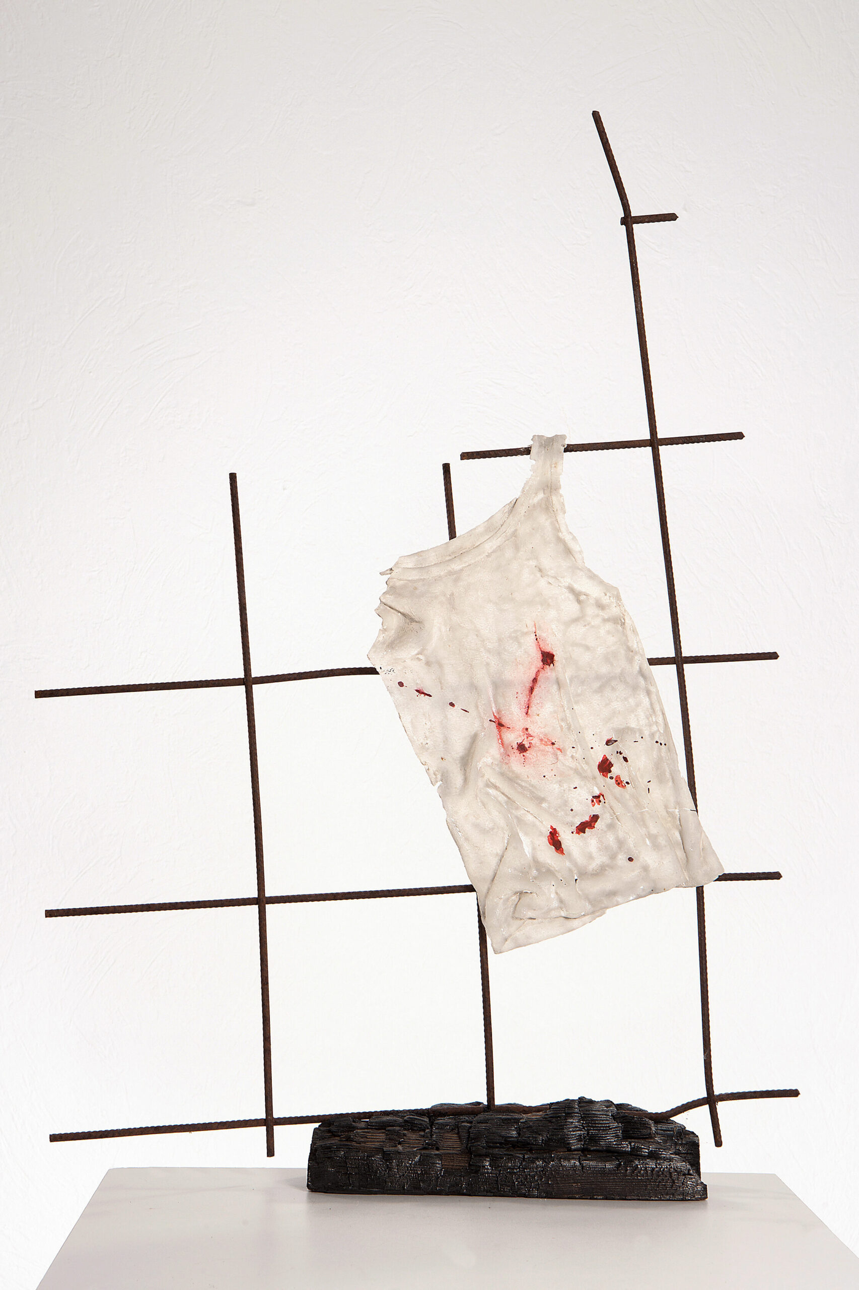Birgit Sander
Was bleibt
Pate de verre, Glaskrösel, Metall, Holz
60 x 40 x 10 cm, 2023