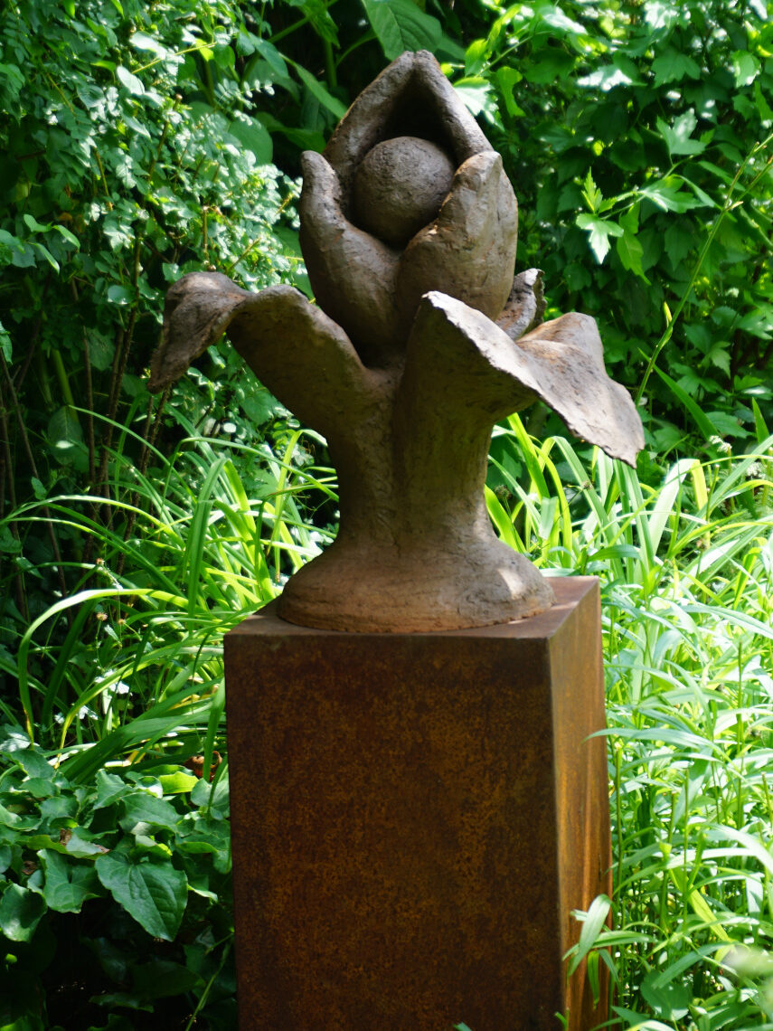 Anke Larro-Jacob
Es liegt in unserer Hand
Terrakotta, 45 x 45 x 52 cm, 2021