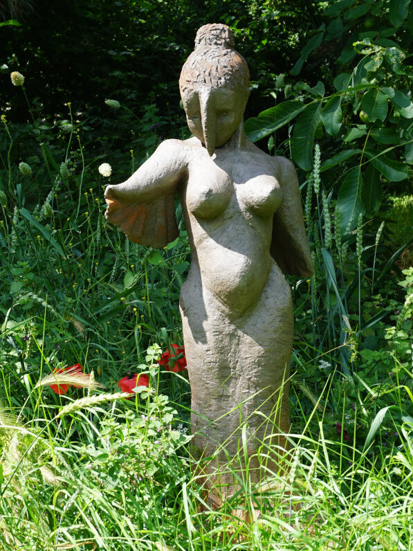 Anke Larro-Jacob
Metamorphose — 
von der Göttin zur Glucke
Terrakotta, 40 x 30 x 95 cm, 2023