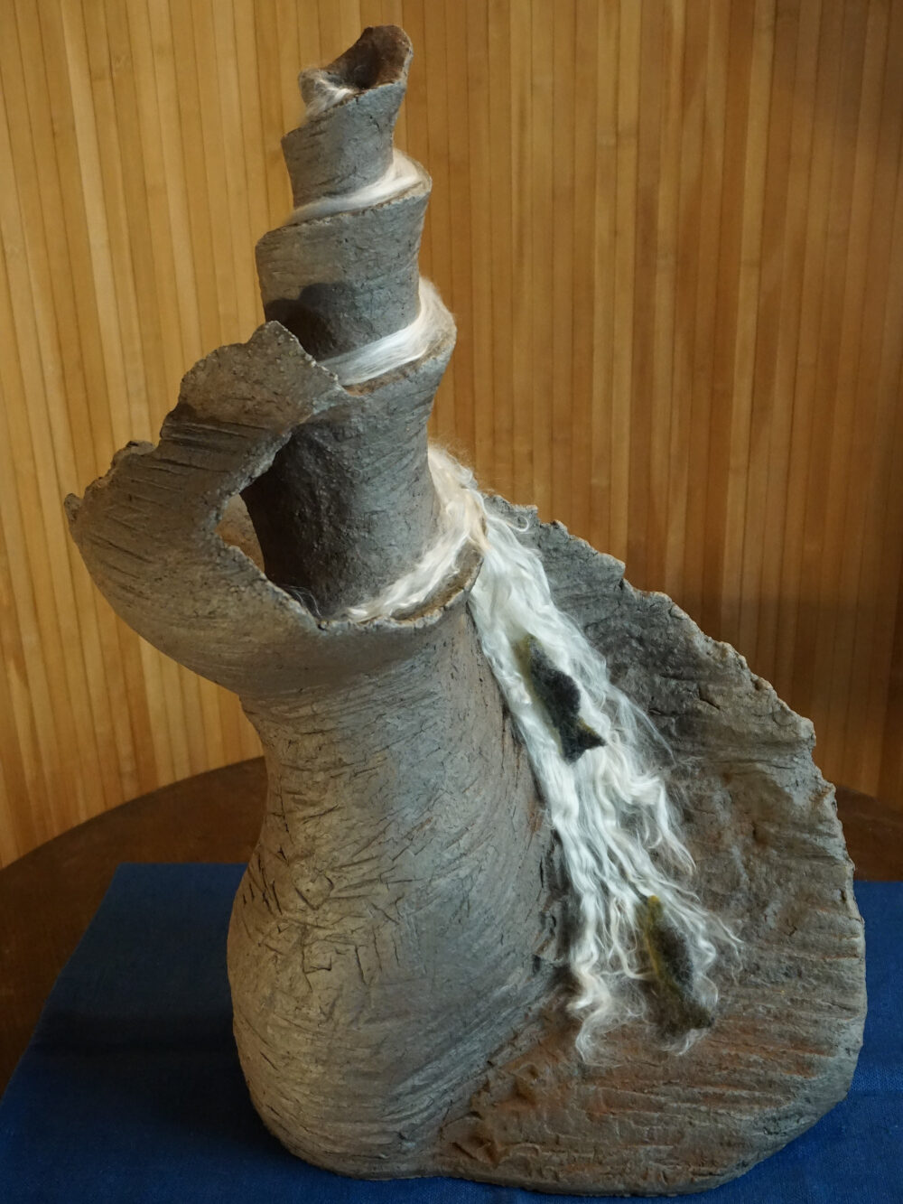 Anke Larro-Jacob
Der Weg zur Quelle führt 
gegen den Strom
Terrakotta, 32 x 23 x 52 cm, 2024